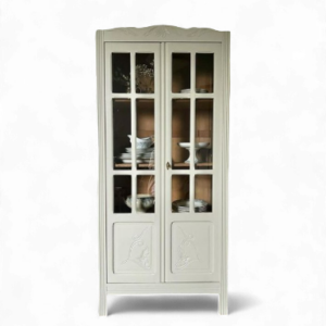 Vaisselier vitrée, Esprit brocante, Brocante en ligne, Brocante inversée, Décoration vintage, Marchand, Ancien meuble, Donnez une seconde chance à vos trésors oubliés, Sélection d'objets rétro pour amateurs de nostalgie, Brocante inversée : vendez et découvrez des pièces uniques, Mobilier et accessoires vintage en quête de nouveaux propriétaires, Échangez, vendez, redonnez vie aux objets anciens, Ambiance rétro et durable avec la brocante inversée, Découvrez notre sélection d’articles vintage en circulation