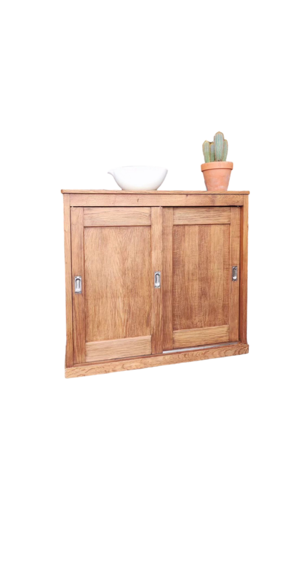 Buffet parisien portes coulissantes - Esprit brocante, Brocante en ligne, Brocante inversée, Décoration vintage, Marchand, Ancien meuble, Donnez une seconde chance à vos trésors oubliés, Sélection d'objets rétro pour amateurs de nostalgie, Brocante inversée : vendez et découvrez des pièces uniques, Mobilier et accessoires vintage en quête de nouveaux propriétaires, Échangez, vendez, redonnez vie aux objets anciens, Ambiance rétro et durable avec la brocante inversée, Découvrez notre sélection d’articles vintage en circulation