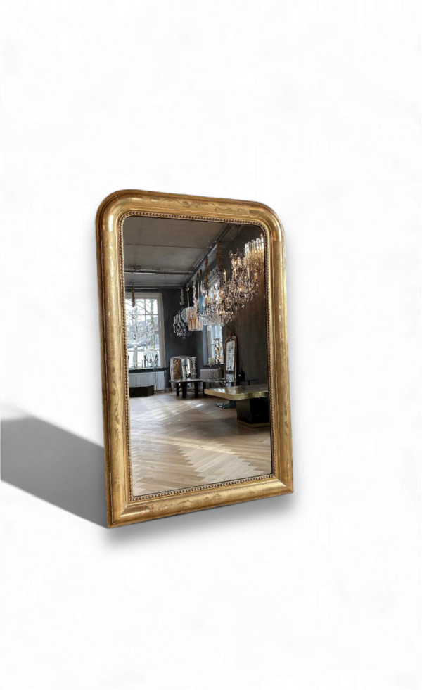 Miroir doré, Esprit brocante, Brocante en ligne, Brocante inversée, Décoration vintage, Marchand, Ancien meuble, Donnez une seconde chance à vos trésors oubliés, Sélection d'objets rétro pour amateurs de nostalgie, Brocante inversée : vendez et découvrez des pièces uniques, Mobilier et accessoires vintage en quête de nouveaux propriétaires, Échangez, vendez, redonnez vie aux objets anciens, Ambiance rétro et durable avec la brocante inversée, Découvrez notre sélection d’articles vintage en circulation